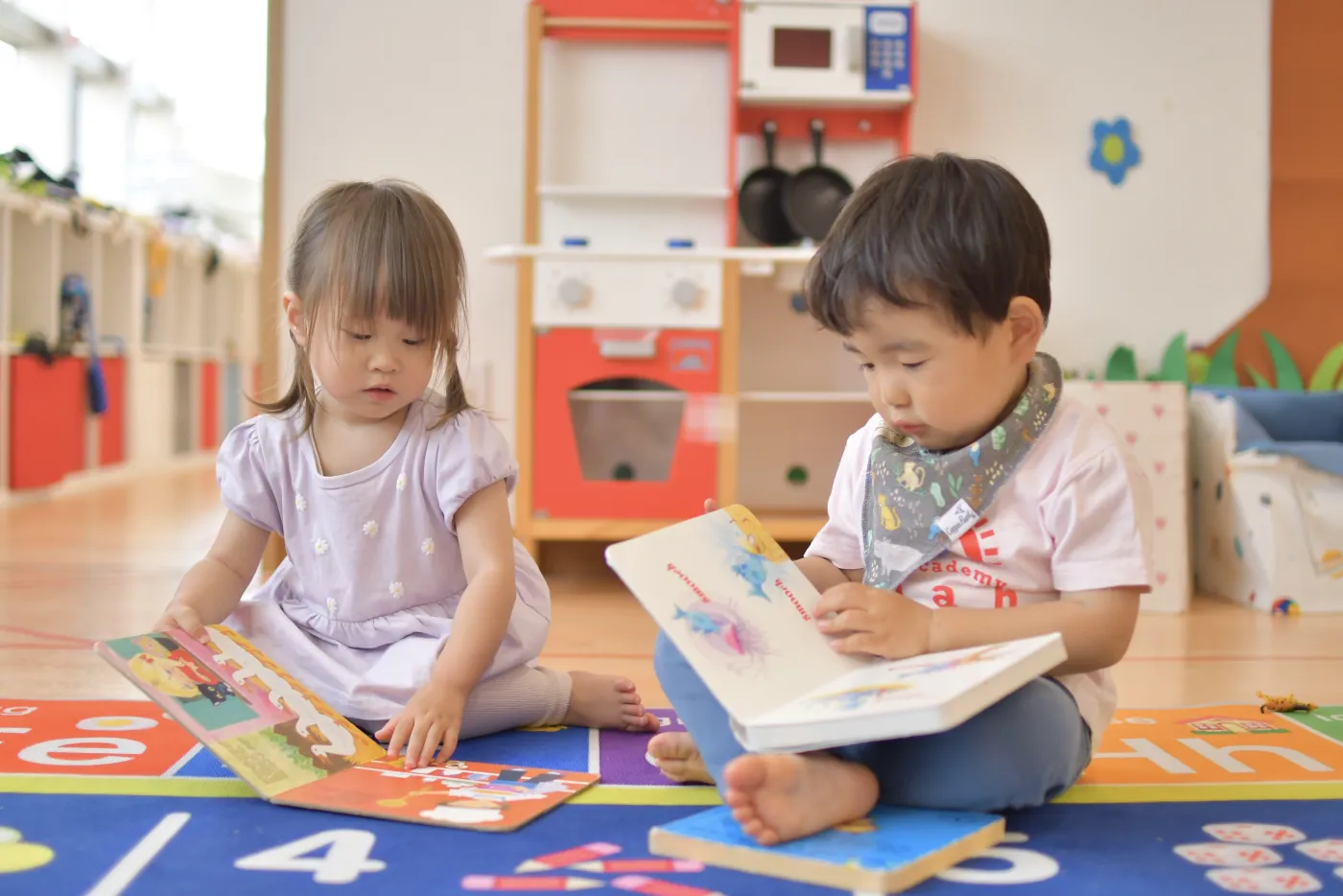絵本を読みながら過ごすNoahの子どもたち