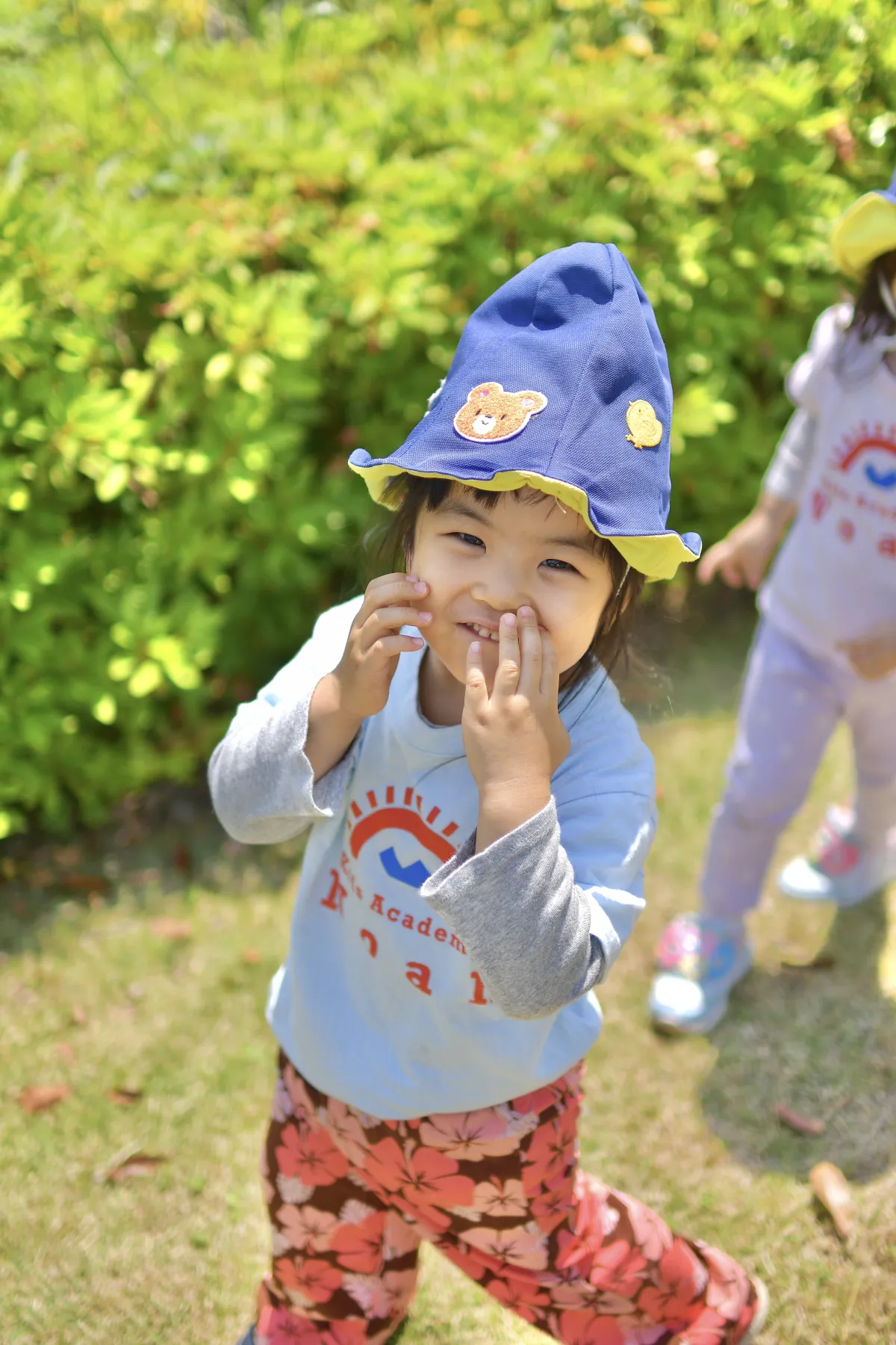 戸外で笑顔を見せるSunクラスの子ども