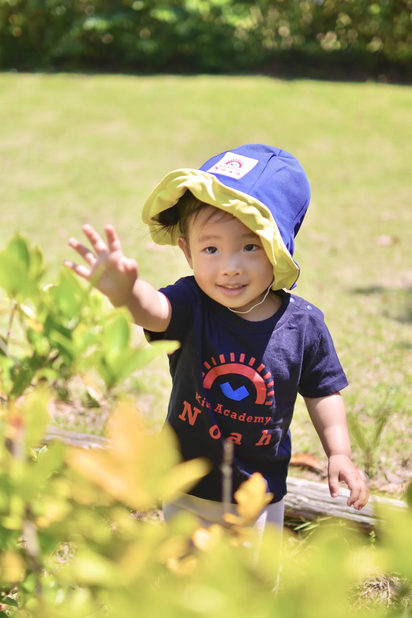 自然の中で興味を広げるNoahの子ども