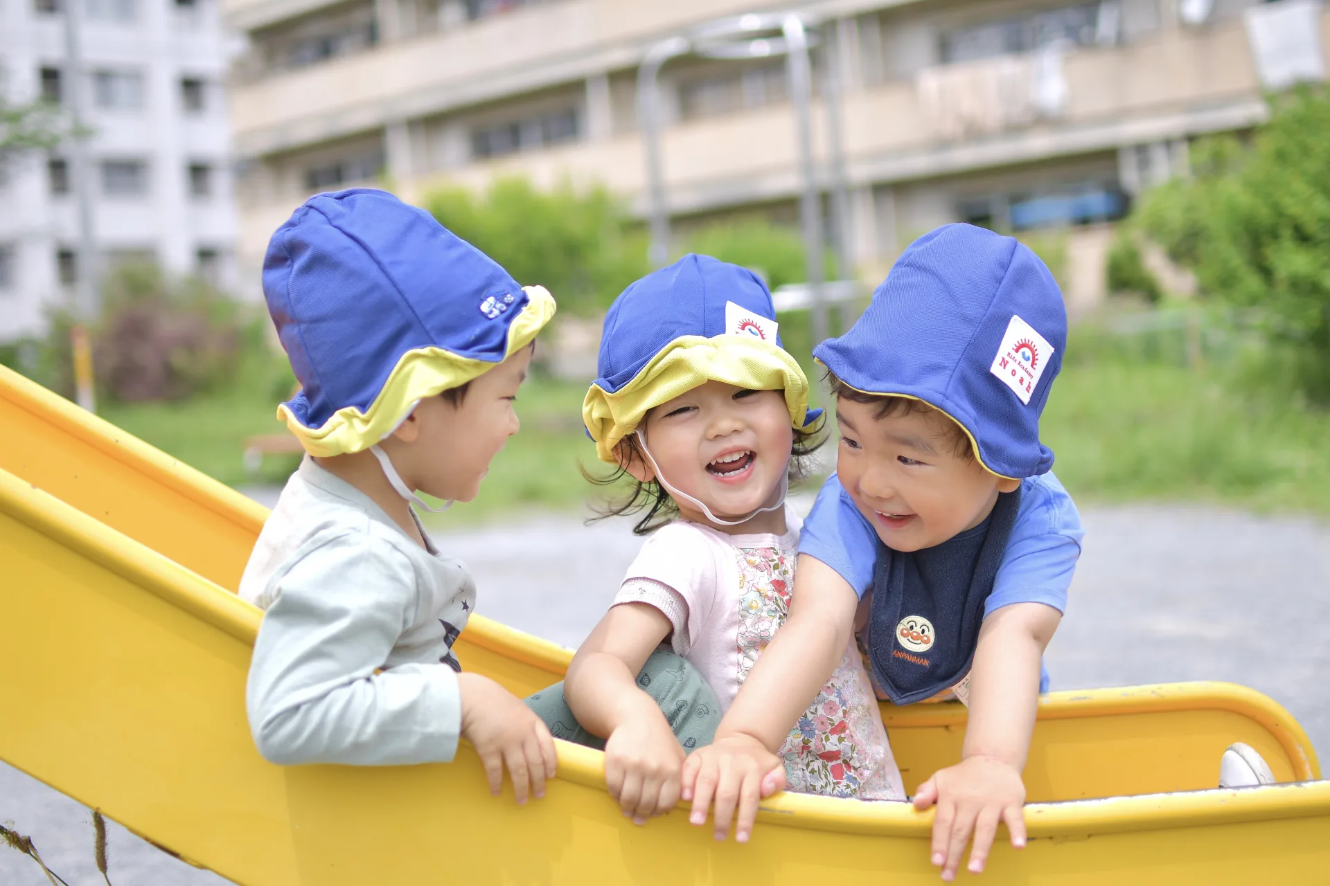 園庭で笑顔を見せるNoahの子どもたち