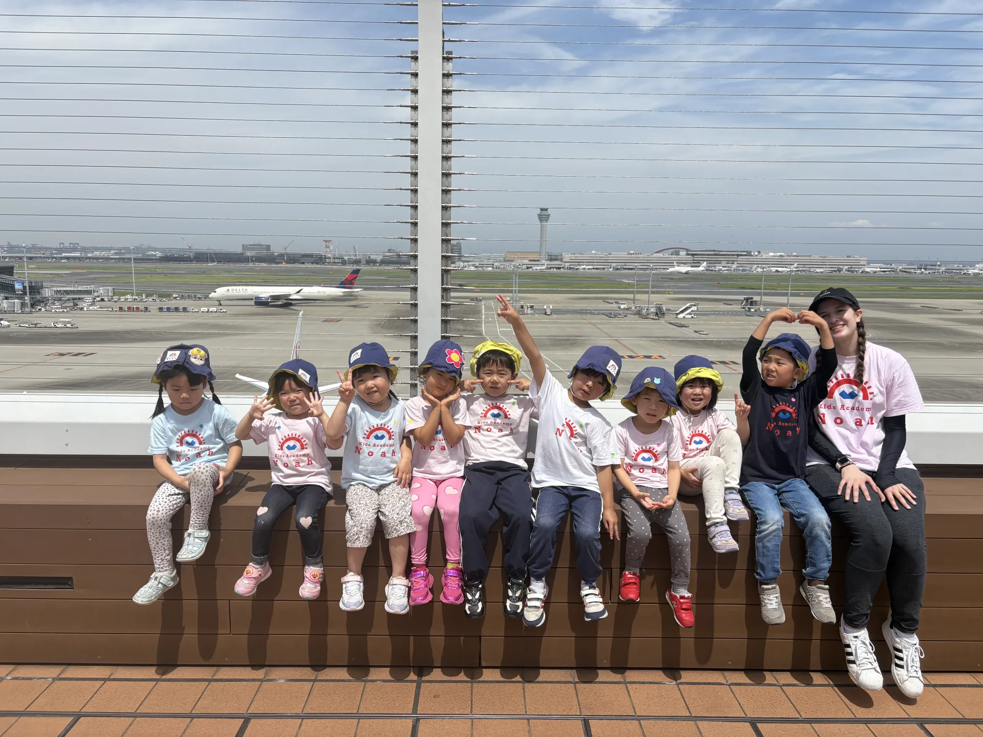 空港見学を楽しむNoahの子どもたち